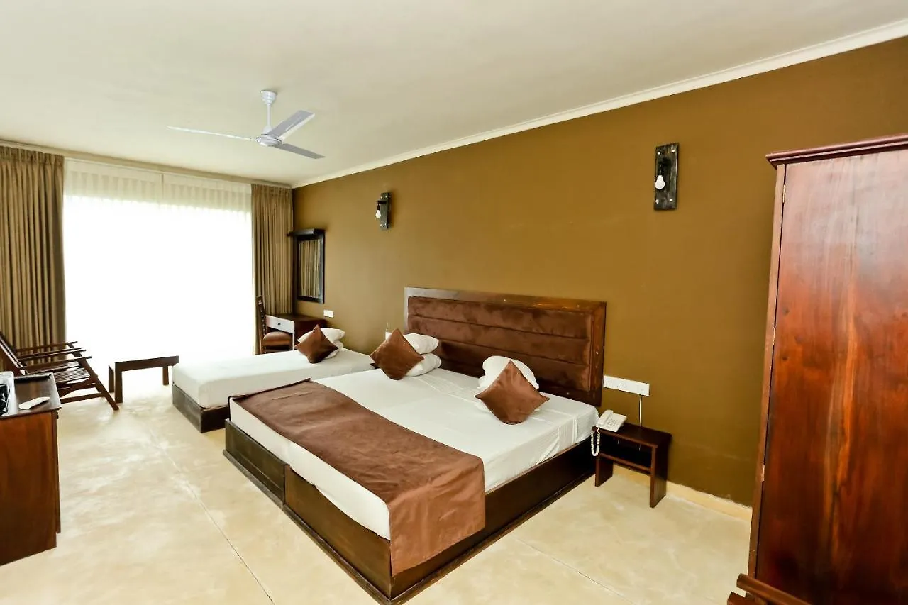 Golden Star Beach Hotel Negombo