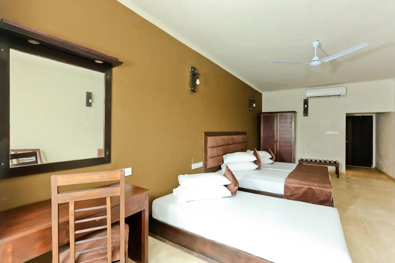 Golden Star Beach Hotel Negombo 3*,