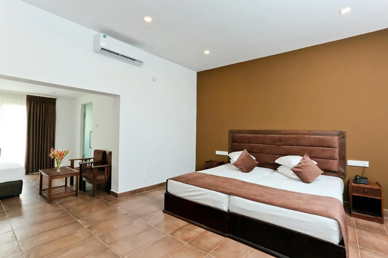 Golden Star Beach Hotel Negombo 3*,