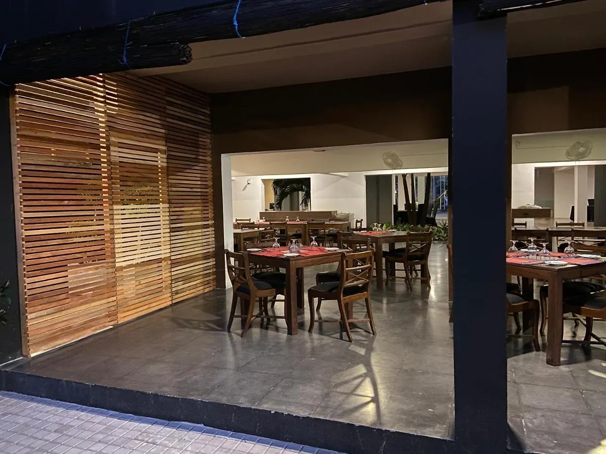 Golden Star Beach Hotel Negombo 3*,