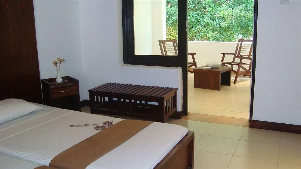 Golden Star Beach Hotel Negombo