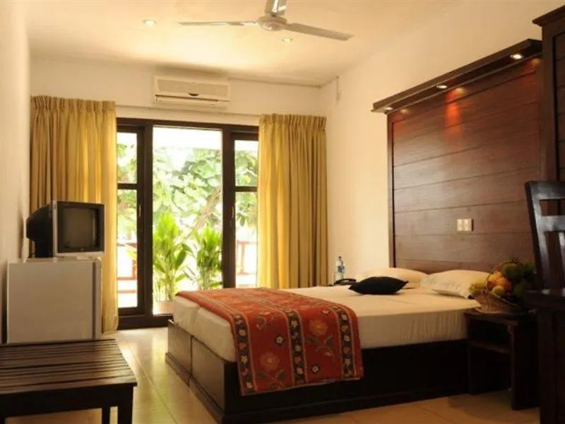 Golden Star Beach Hotel Negombo 3*,